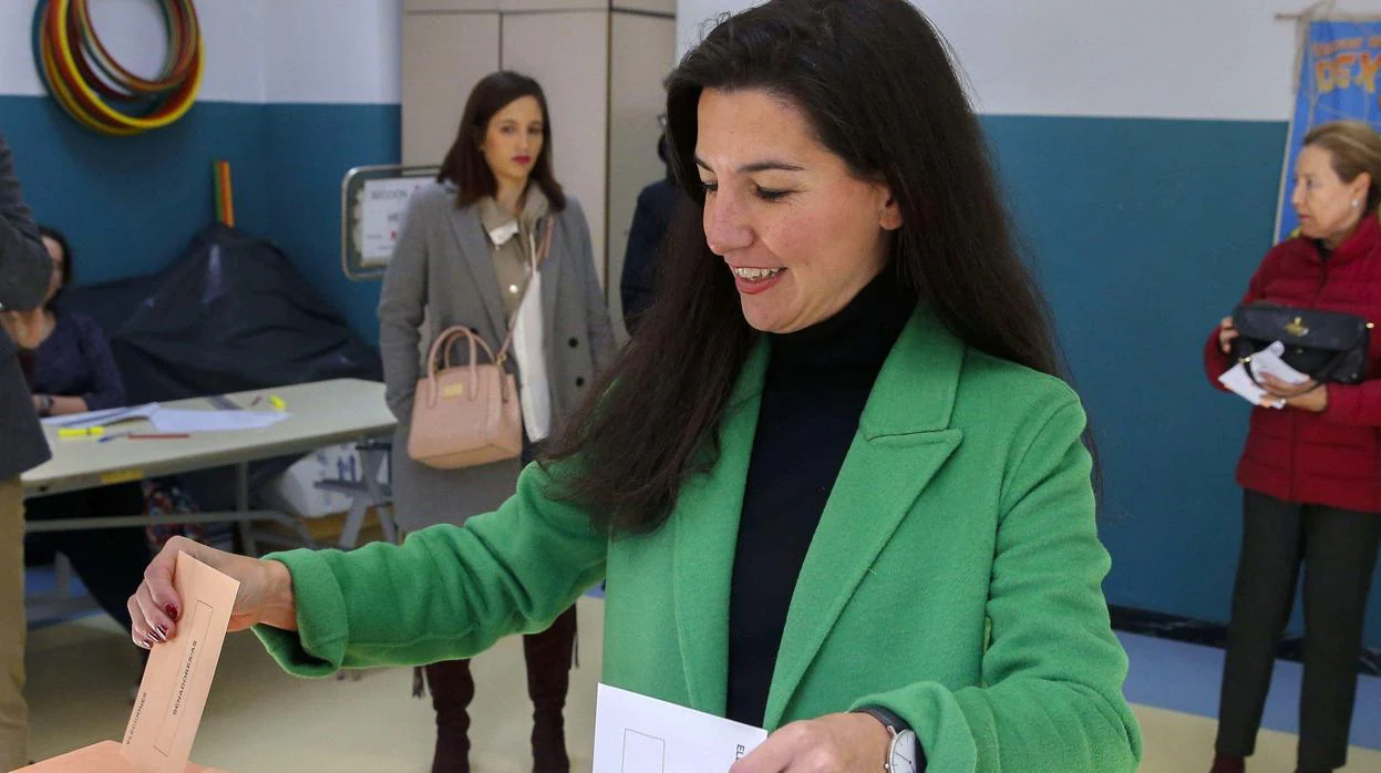 Rocío Monasterio ejerce, ayer, su derecho al voto