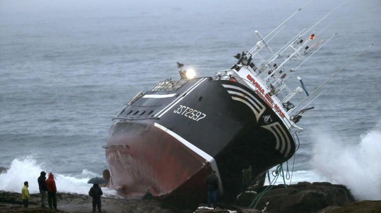 El barco, en la zona donde ha quedado embarrancado