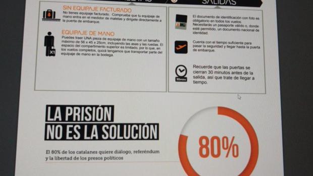 Propaganda de Òmnium denunciando la existencia de «presos políticos» en un billete de Easyjet