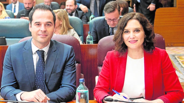 El PP se aferra al pacto firmado con Cs ante el volátil futuro de su socio en Sol