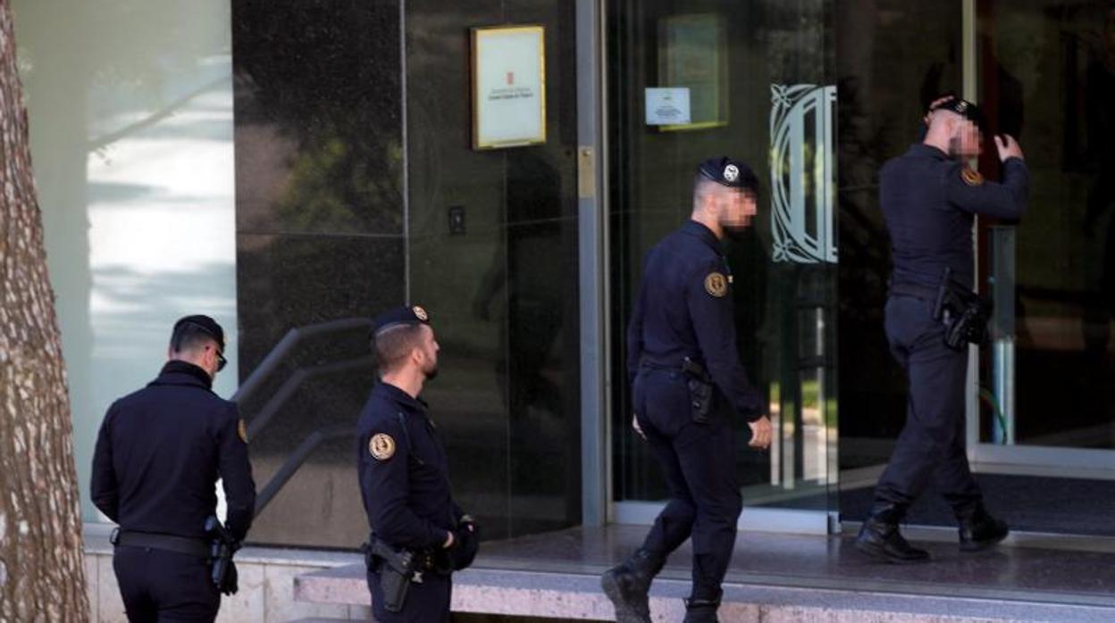 Efectivos de la Guardia Civil, este martes en una de las sedes de la Generalitat registadas