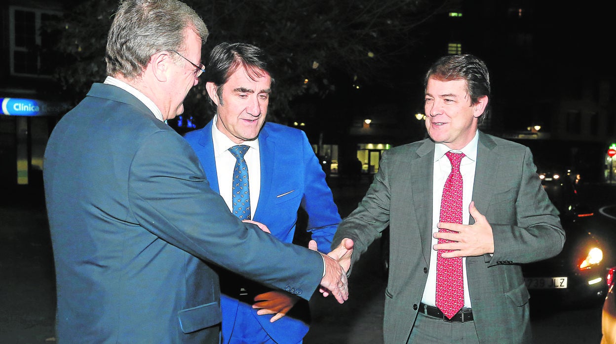 Fernández Mañueco junto al senador electo Antonio Silván y Suárez-Quiñones, ayer en León