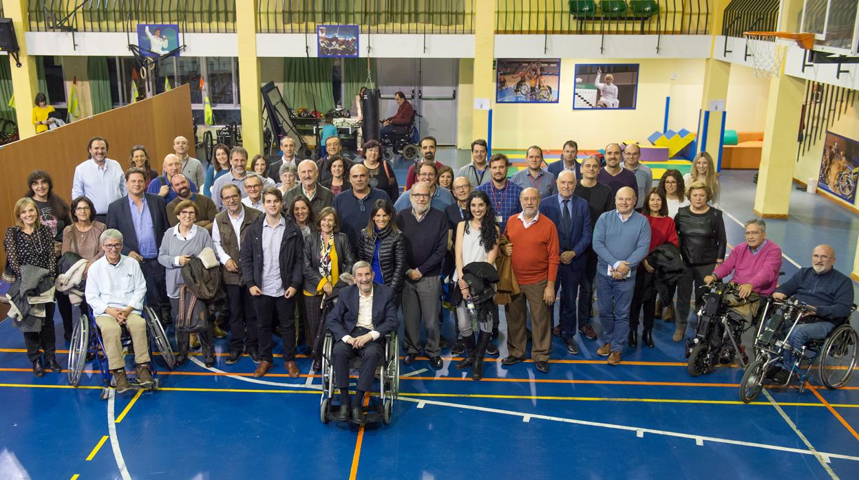 Nieto Sampedro, en el centro de la imagen, con los participantes en su homenaje