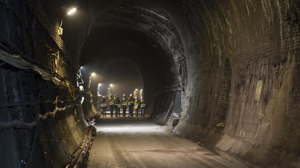 Operarios durante las obras del túnel de Recoletos, el pasado julio