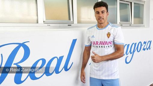 Aguirre posando con la camiseta del Zaragoza