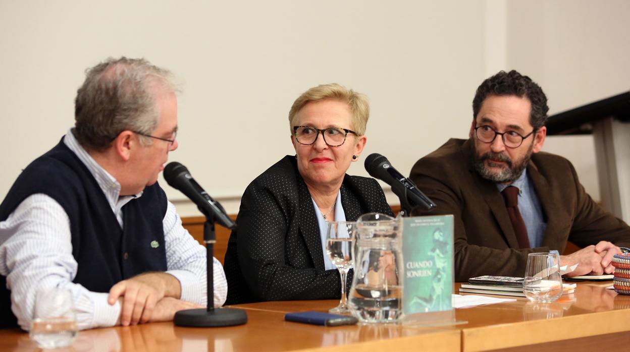 María Antonia Ricas, entre el pintor José Antonio G. Villarubia, y el editor, Joan Gonper