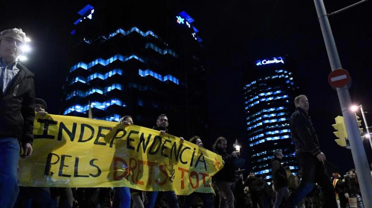 Una de las tres marchas que se convocaron este martes por la noche en Barcelona