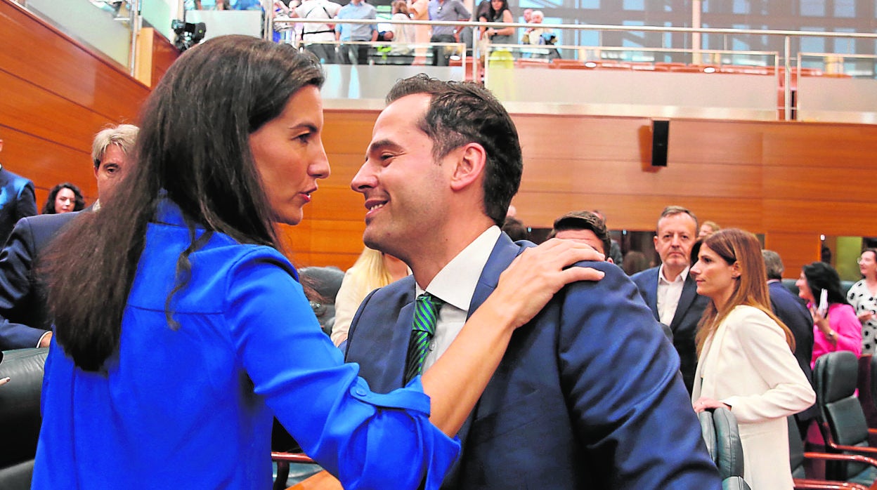 Rocío Monasterio saluda a Ignacio Aguado en el pleno de la Asamblea