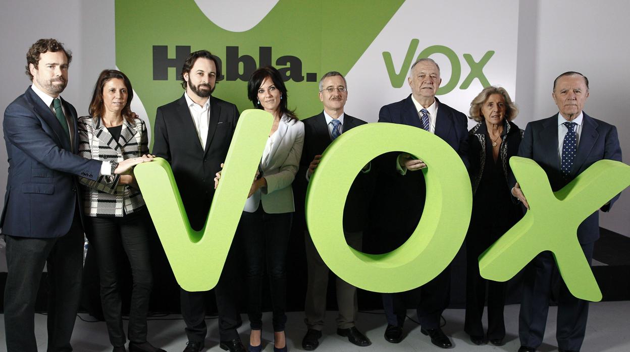 Imagen del acto de presentación de Vox el 16 de enero de 2014 con Cristina Seguí en el centro, entre Santiago Abascal y José Antonio Ortega Lara