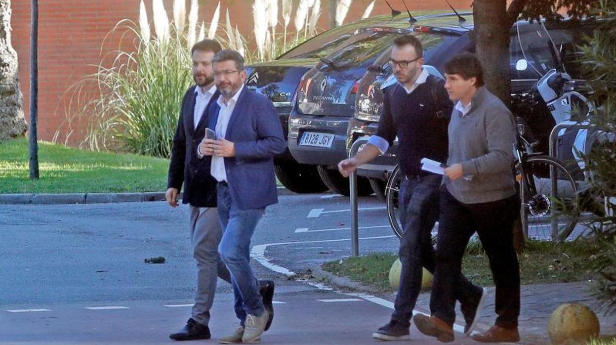 El secretario general del Deporte, Gerard Figueras (i) saliendo este martes de la sede de la Secretaría General del Deporte, que fue registrada por la Guardia Civil ante su presencia