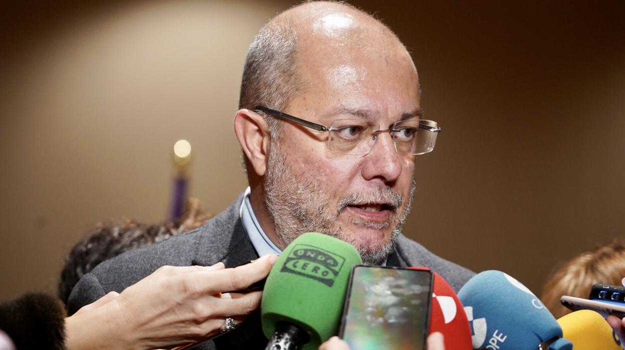 Francisco Igea, durante su comparecencia ante los medios, en los pasillos de las Cortes de Castilla y León