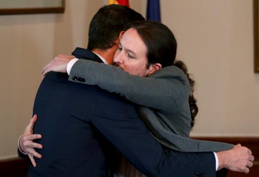 Imagen del abrazo entre Pedro Sánchez y Pablo Iglesias tras firmar un preacuerdo de Gobierno