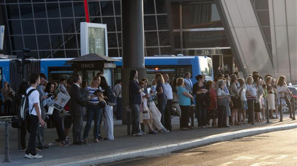 Los usuarios de la EMT esperan a los servicios mínimos durante la última huelga