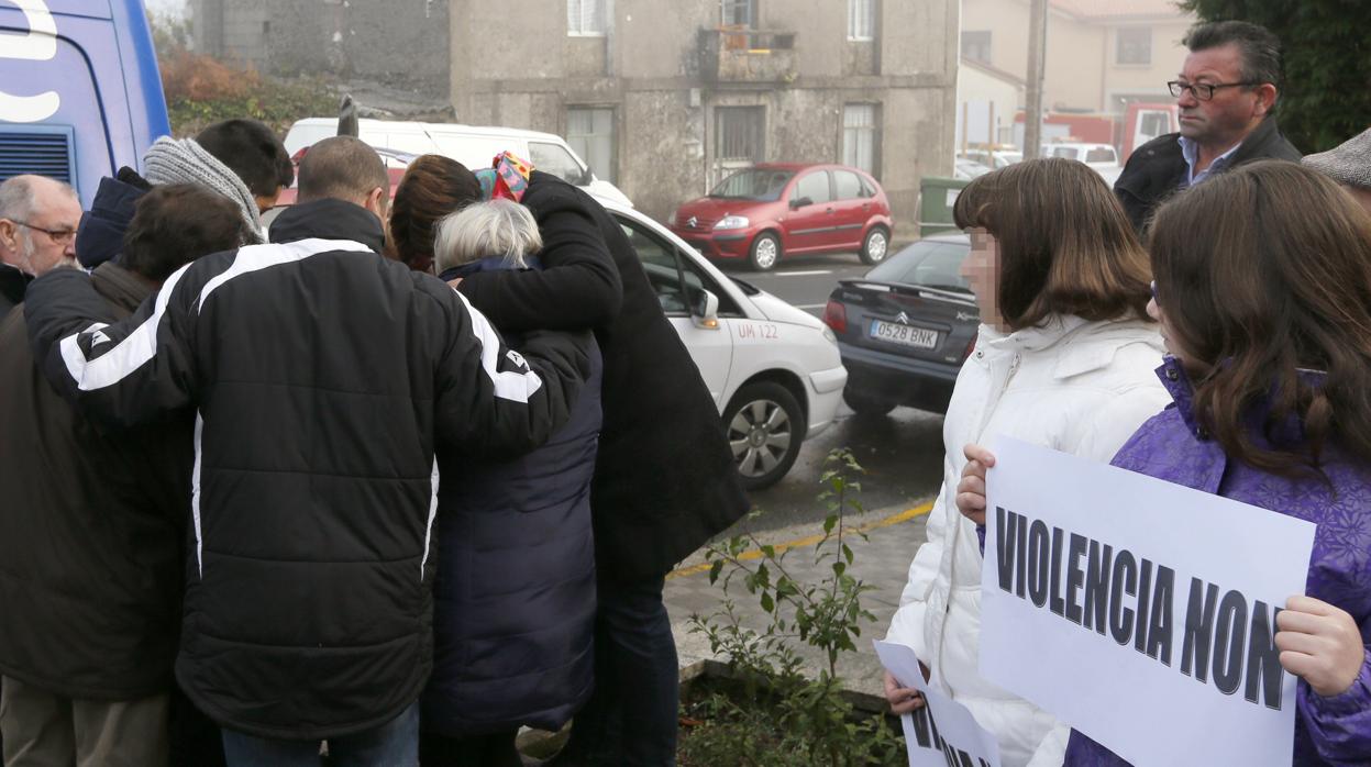 La familia de Ana Enjamio en la concntración de repulsa contra la violencia machista en Boqueixón