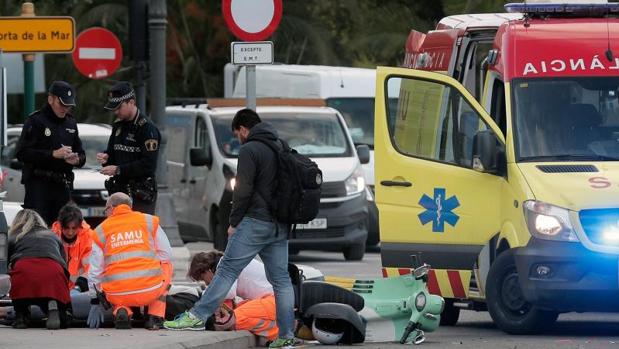 Herido un motorista tras chocar con un autobús en Valencia