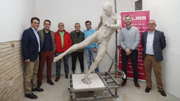 La escultura del futbolista Andrés Iniesta toma forma