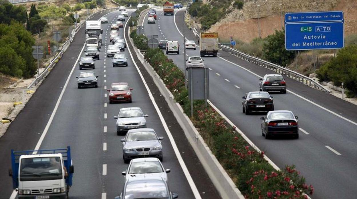 Vehículos circulando por una autovía en la red viaria alicantina