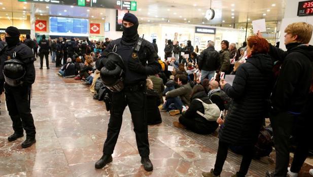 Los Mossos d'Esquadra desalojan al centenar de CDR que había accedido al vestíbulo de la estación de Sants