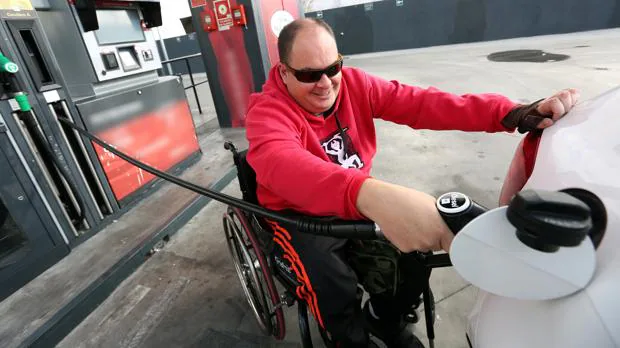 Lo que le cuesta a un parapléjico echar gasolina