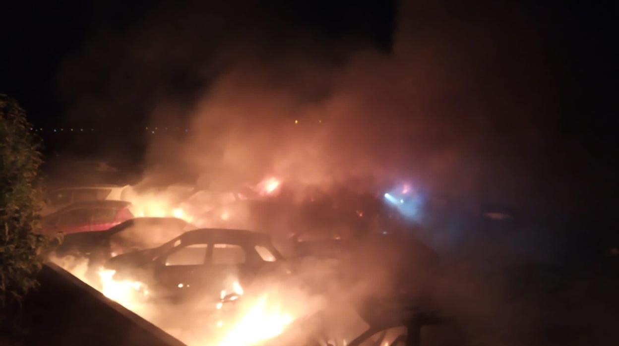 Coches calcinados en pleno incendio, en una imagen difundida por el Ayuntamiento de Alicante