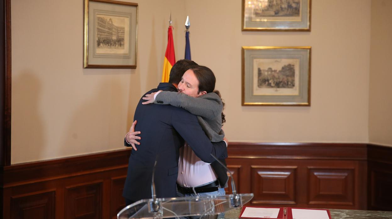 El abrazo de Sánchez e Iglesias, después de cinco meses sin entenderse y de una repetición electoral