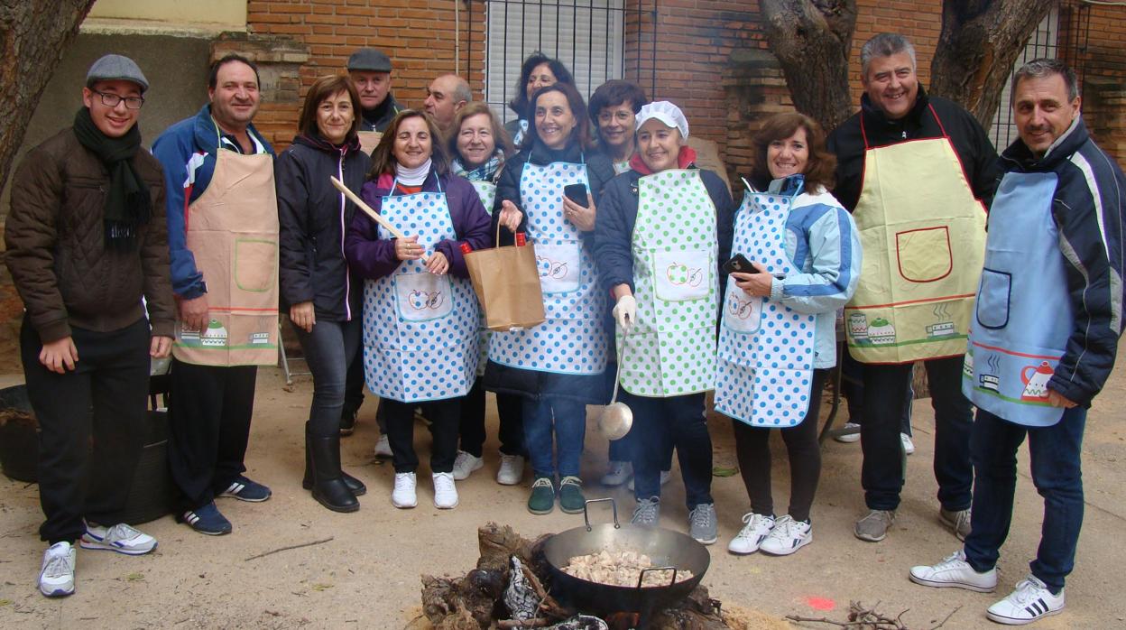 Un grupo de vecinos cocina unas exquisitas gachas