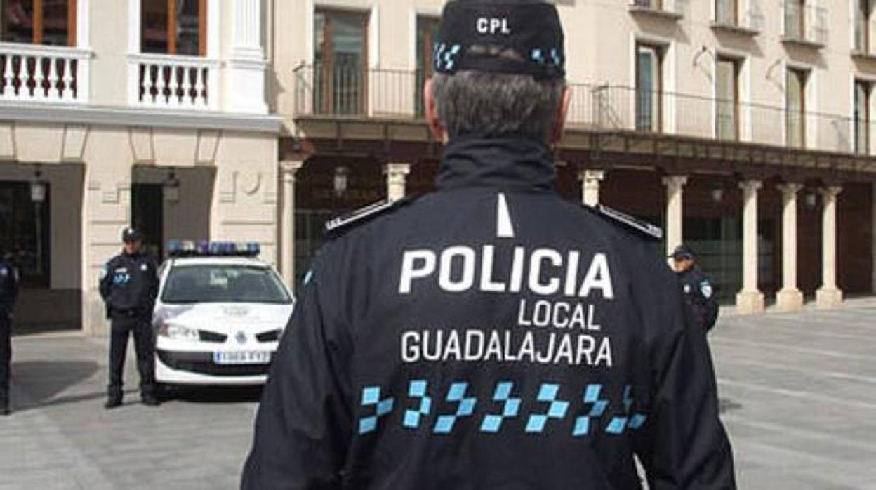 Policía Local de Guadalajara de espaldas