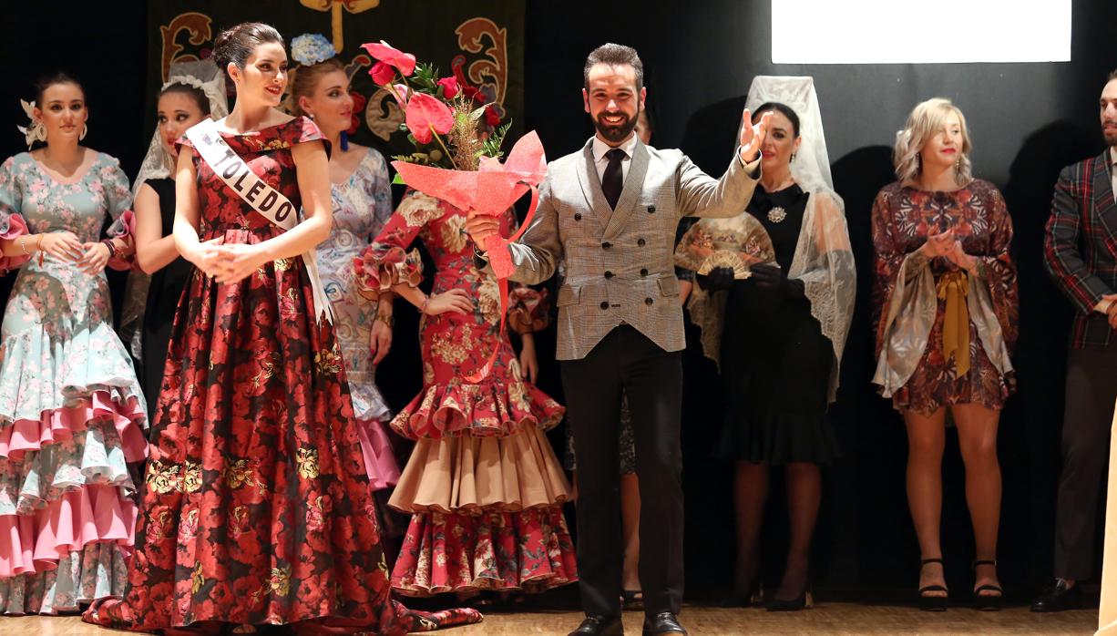 El diseñador Andrés Rodríguez saluda a todos los asistentes al desfile