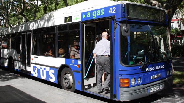 Así pueden solicitar ya los menores de 15 años su bono para viajar gratis en el autobús urbano de Valladolid