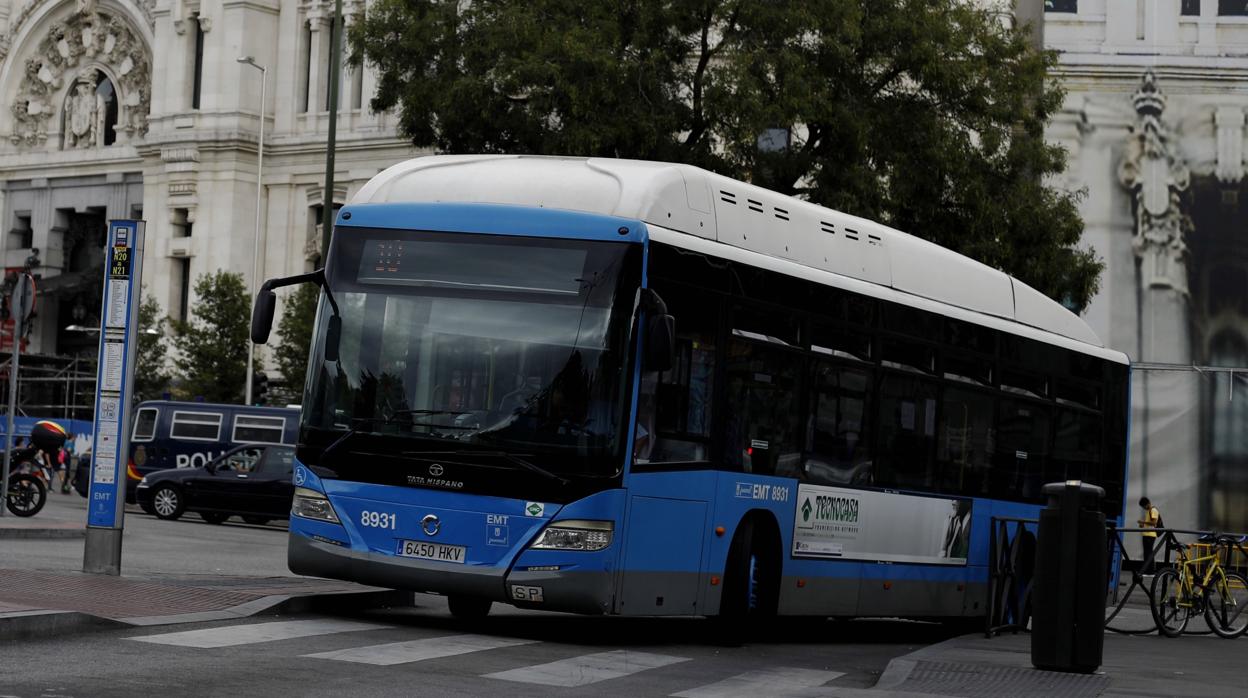 Un autobús de la EMT en la plaza de Cibeles