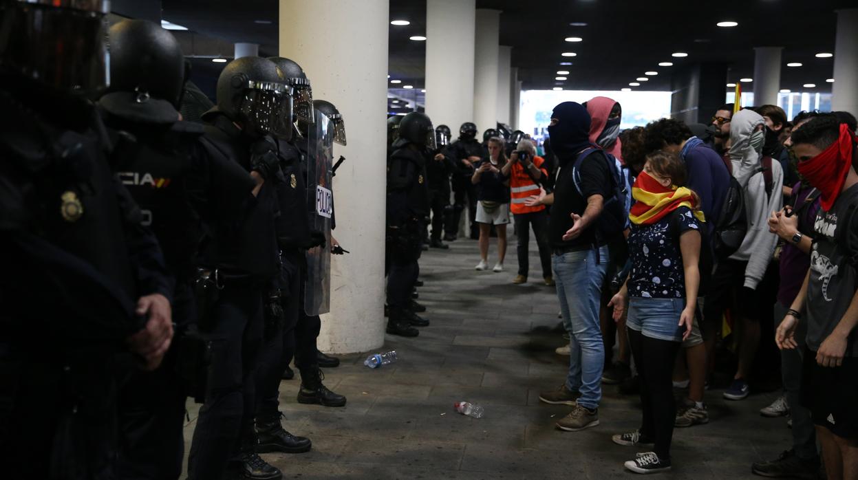 Agentes de la UIP de la Policía, en el aeropuerto del Prat el 14 de octubre