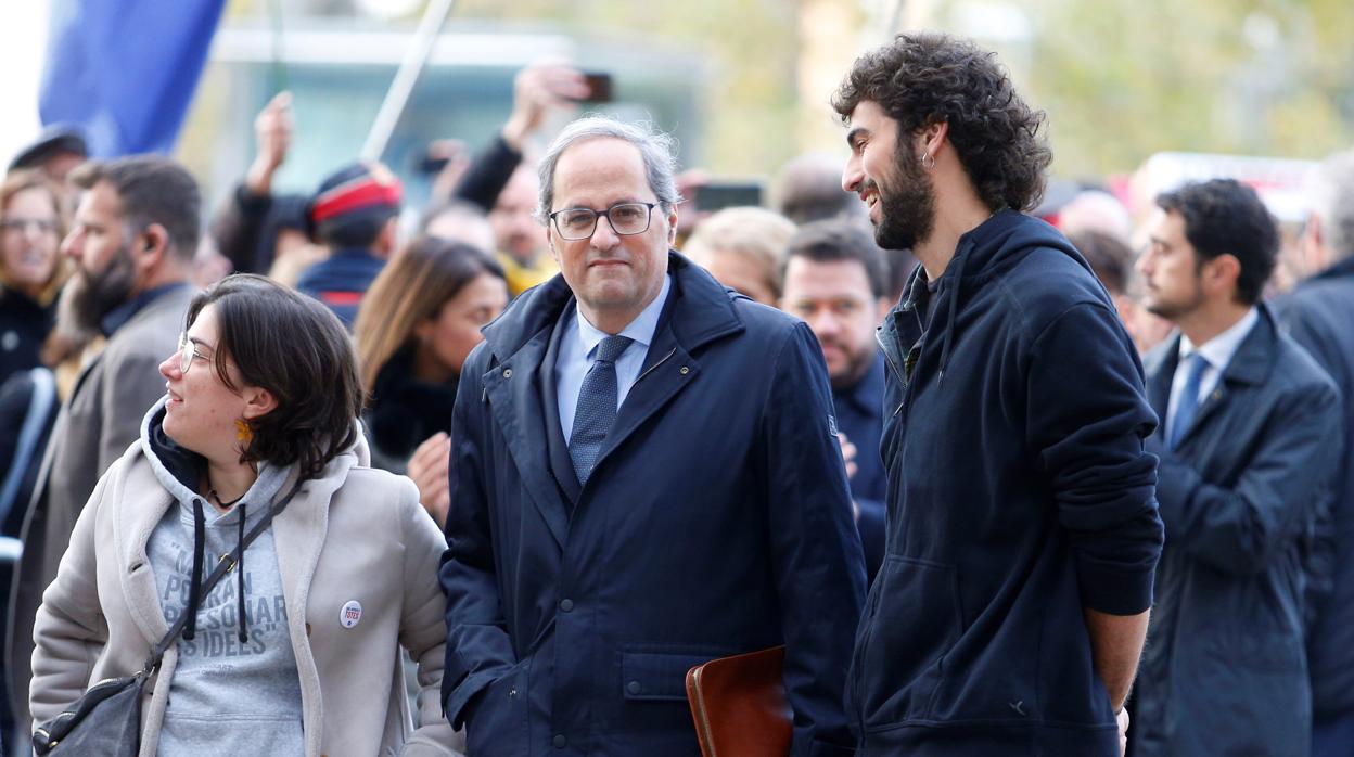 Torra llega al TSJC acompañado por su hija