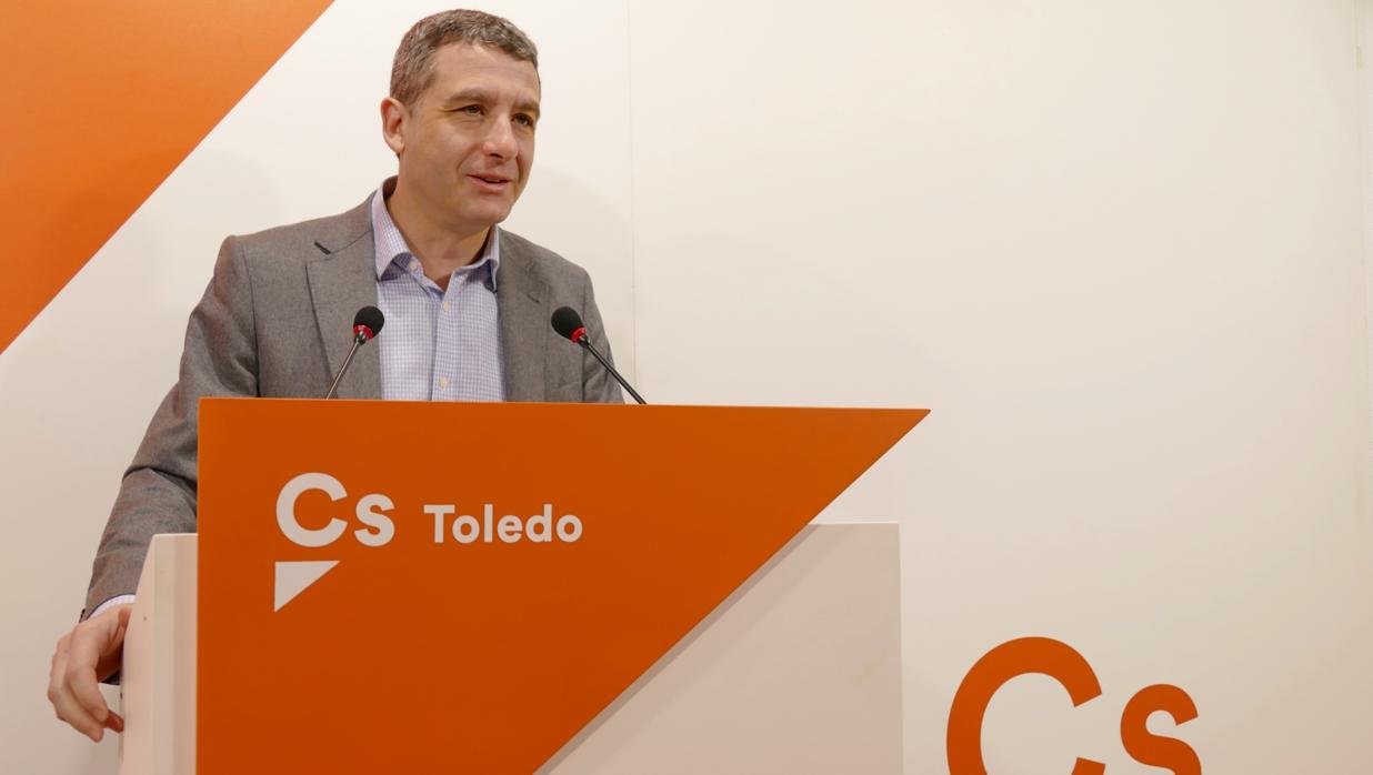 El portavoz de Ciudadanos en Toledo, Esteban Paños, en rueda de prensa