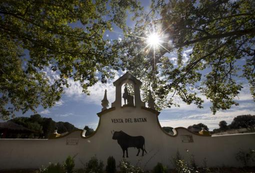 La entrada de la Venta del Batán, con el toro como insignia