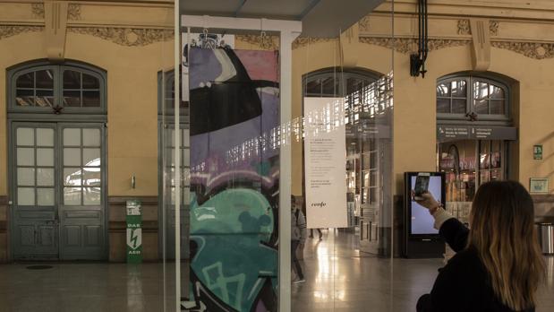 Renfe expone «la obra más cara de ARCO» en la Estació del Nord de Valencia: un tren grafiteado