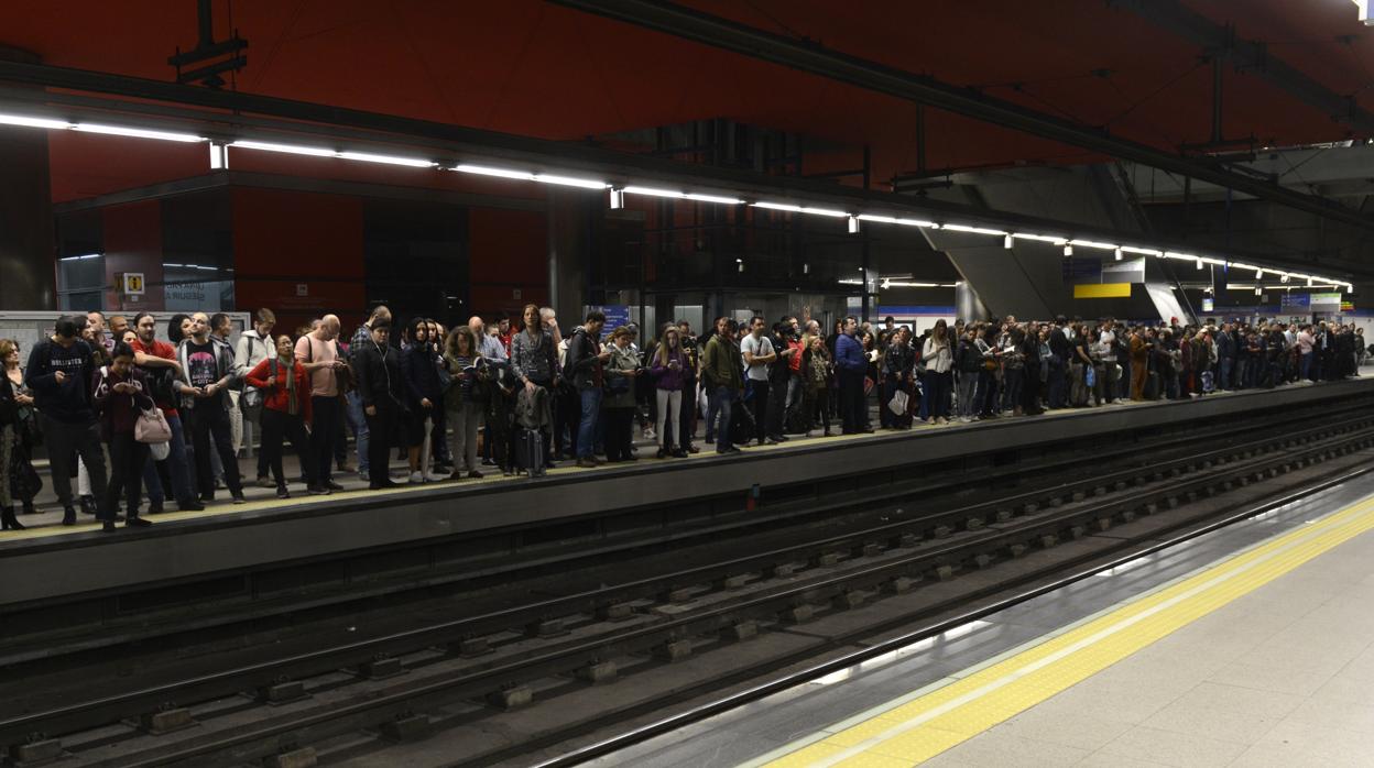 Andén en una estación de Metro de Madrid