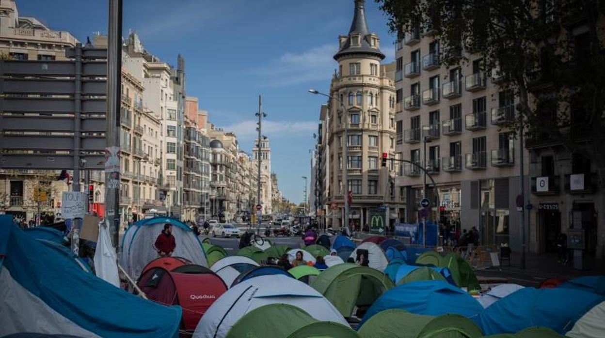 Decenas de tiendas, hace unos días en plaza Universitat