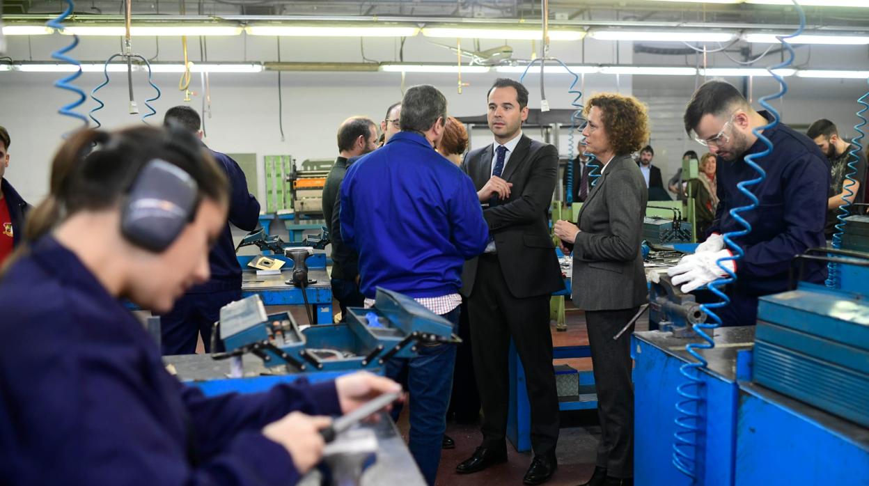 El vicepresidente Aguado y el consejero Giménez, durante su visita al centro de formación de Leganés