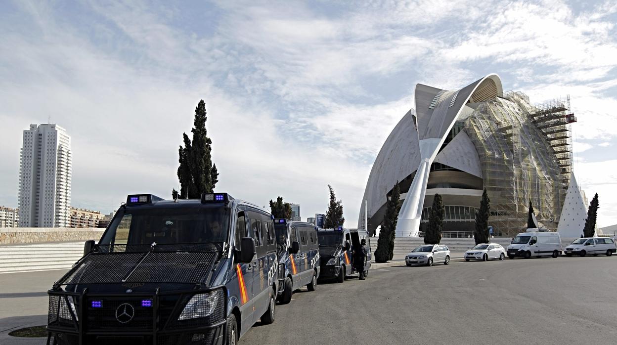 Imagen de varias patrullas de la Policía Nacional frente al Palau de les Arts de Valencia