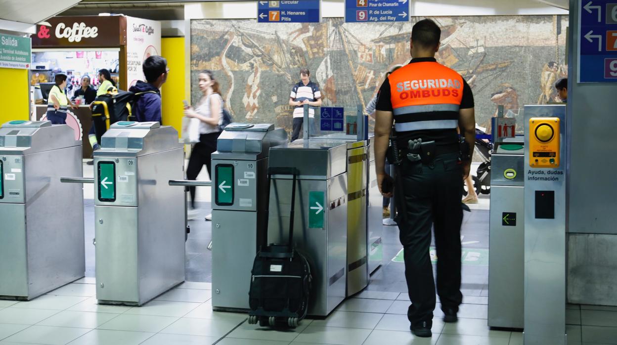 Un vigilante de seguridad, en la estación de Avenida de América