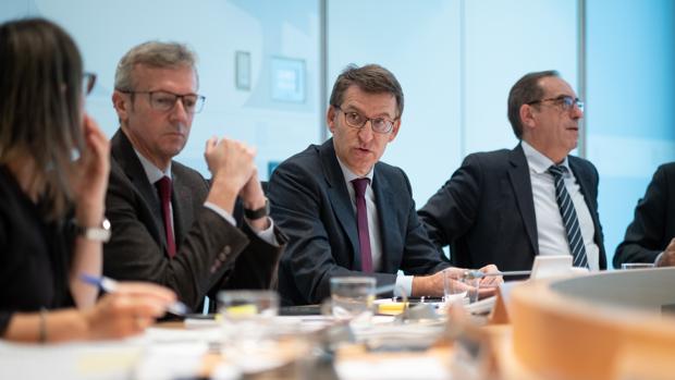 Feijóo lo «siente» por Griñán tras la condena de los ERE: «Es una víctima del aparato del PSOE»