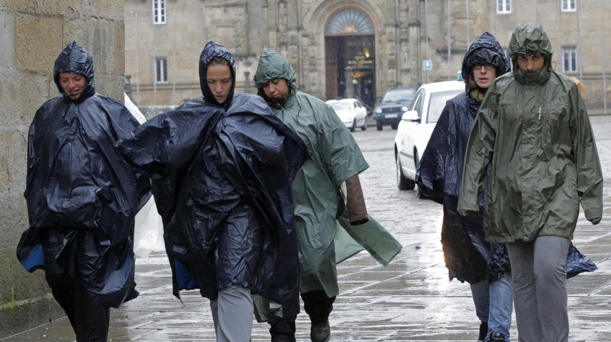 Turistas en un día de lluvia en Santiago