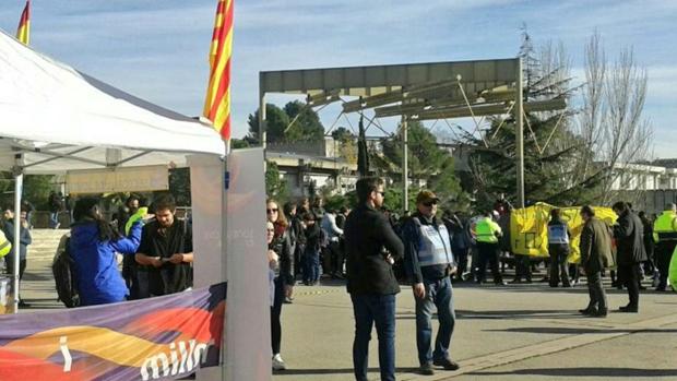 Multan a tres independentistas por rajar con un cúter una bandera española