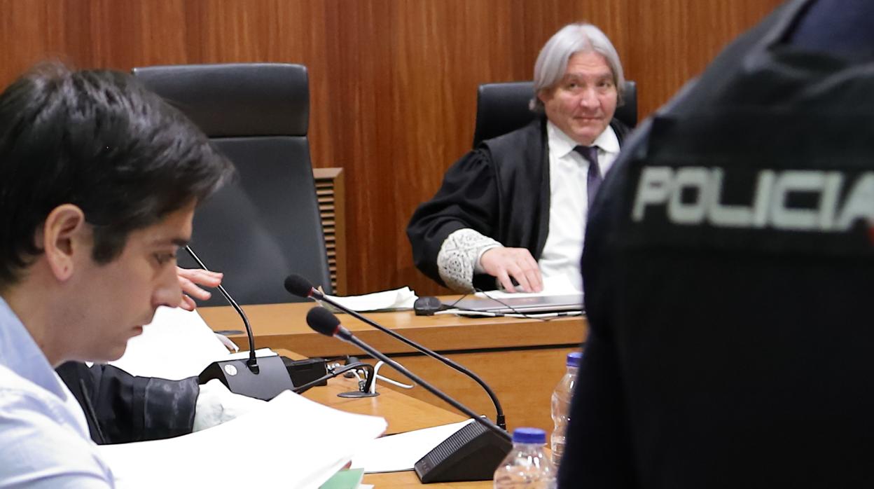 El antisistema Rodrigo Lanza, durante el juicio. Al fondo, el magistrado José Ruiz Ramo