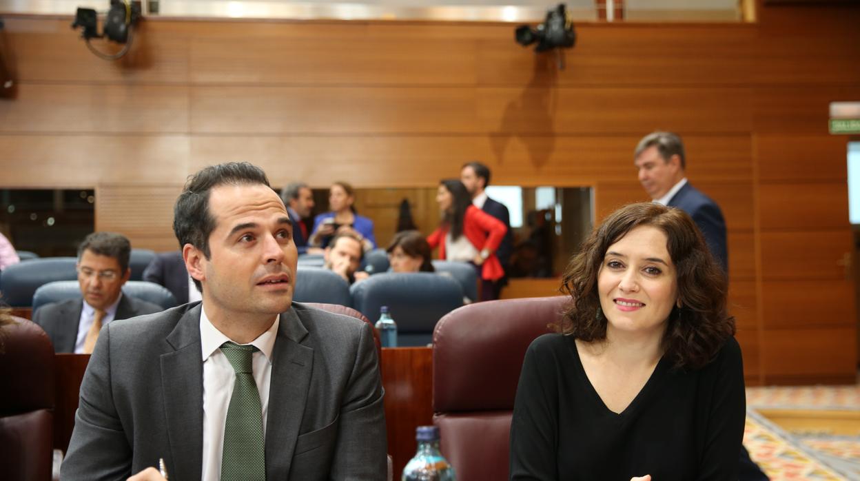 La presidenta Díaz Ayuso (PP) y el vicepresidente Aguado (Cs), en el pleno de la Asamblea