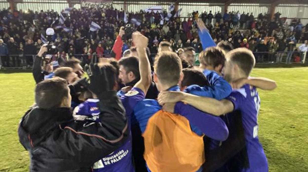 Los jugadores del Becerril celebran su pase en la Copa del Rey