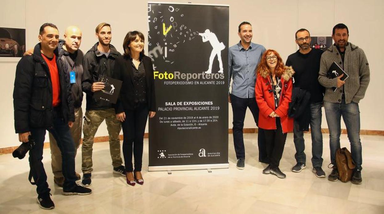 Los «FotoReporteros» junto al cartel de la exposición