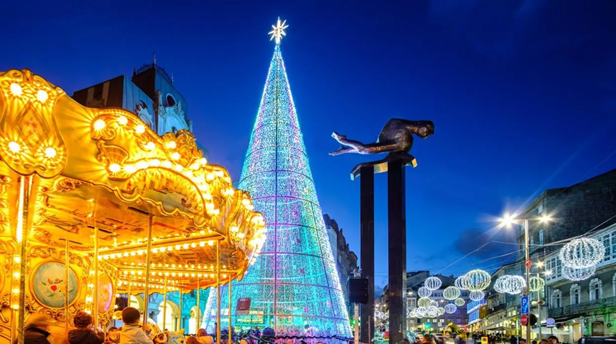 El carrusel y el árbol de navidad instalados en Vigo