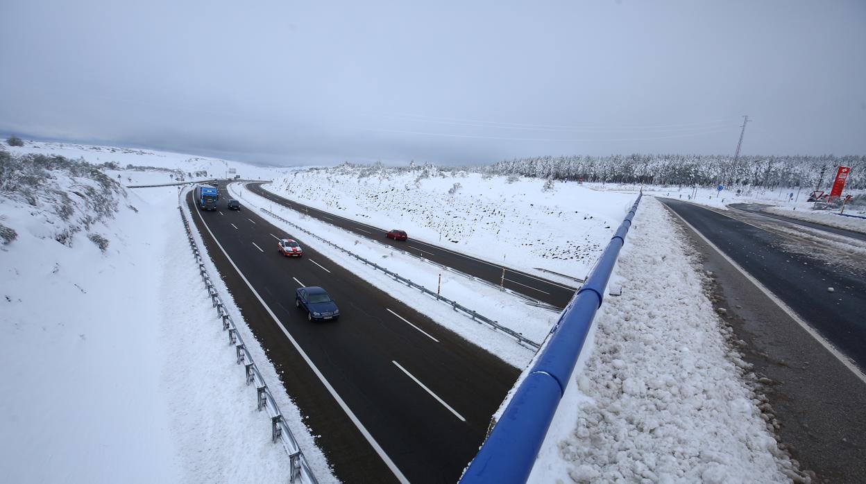 Nieve en la A-6, en la provincia de León