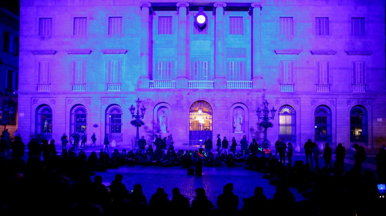 Asamblea de los jóvenes acampados frente al Ayuntamiento